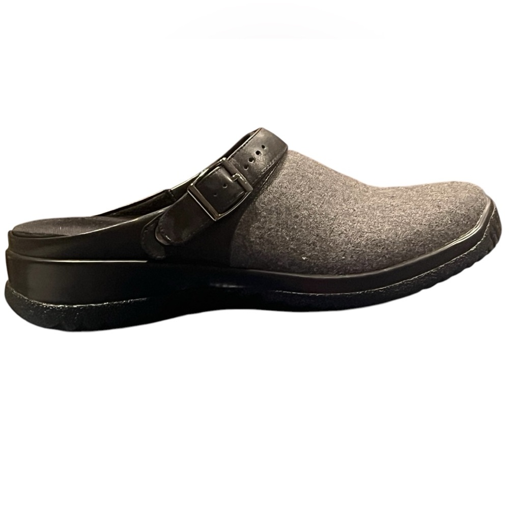 Drew’s Grey and Black Clogs Style and Comfort